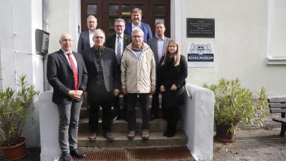 Bild: mfh
Stefan Schunk (vorne, links) leitet weiterhin den Förderverein Erstes Bayerisches Schulmuseum. Mit im Bild weitere Vorstandsmitglieder und Repräsentanten der Museums-Träger.