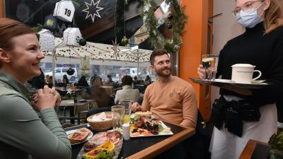 Bild: Stephan Huber
Wer im Café Zentral in Amberg ins neue Jahr feiern möchte, hat Pech. Die Geschäftsführung verzichtet auf die Chance, an Silvester länger als bis 22 Uhr geöffnet zu haben. Mehr noch: Der Laden schließt bereits um 13 Uhr.