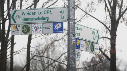 Bild: Gabi Schönberger
Beim Einstieg zum Bocklradweg in Neustadt führt ein anderer Radweg nach Weiden. Redakteur Frank Stüdemann wünscht sich eine durchgehende Trasse zur Max-Reger-Stadt. Kleines Problem dabei: Noch sind da Züge unterwegs.