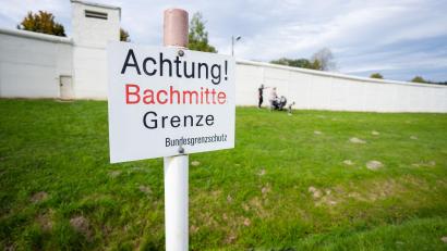 Bild: Nicolas Armer
Ein Schild mit der Aufschrift „Achtung! Bachmitte Grenze“ steht im Deutsch-Deutschen Museum.