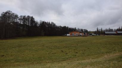 Bild: fla
Hinter der bestehenden Halle der Firma Holzbau Riedl soll eine weitere errichtet werden.