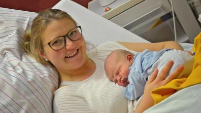 Bild: Claudia Seitz/exb
Der kleine Bastian ist eines von drei Neujahrskindern am Krankenhaus St. Barbara. Mama Nicole Schleicher freut sich über den Nachwuchs.