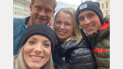 Bild: Dörte Hochscheidt/exb
Eric Frenzel (rechts) und seine Frau Laura (Zweite von rechts) feiern heuer Silvester im Erzgebirge mit Fußballprofi Jan Hochscheidt und dessen Ehefrau Dörte, wie hier Ende Dezember 2019, als auch ein Abstecher nach Dresden auf dem Programm stand.