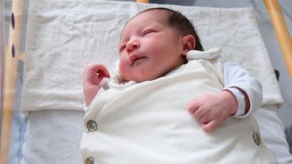 Bild: Klinikum/Dietl/exb
Sarina-Finja ist 51 Zentimeter groß und bringt 3480 Gramm auf die Waage. Das Wichtigste: Das erste Baby an Silvester im Klinikum ist wie seine Mama wohlauf. Jetzt ist ausruhen angesagt für die beiden und den Papa – nicht nur im Bettchen, sondern im Familienzimmer mit viel Elternnähe.