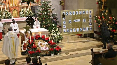 Bild: bph
Die Buchstaben des Alphabetes von A bis Z nahm Pfarrer Hannes Lorenz als Symbole für das Inhaltsverzeichnis des Jahrbuches 2021. Jesus Christus, das Kind in der Krippe, hält uns die Buchstaben Alpha und Omega für das neue Jahr 2022 entgegen, weil es da ist für die Menschen vom Anfang bis zum Ende.