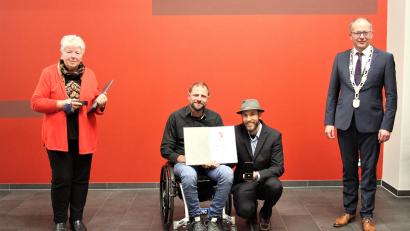 Bild: stg
Über die Ehrennadel der Stadt Kemnath aus den Händen von Bürgermeister Roman Schäffler (rechts) freuten sich Mariele Schönberger sowie - stellvertretend für den im April verstorbenen Gottlieb Plannerer - dessen Sohn Michael (Zweiter von links).