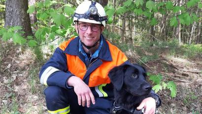 Bild: Kreisbrandinspektion Schwandorf
Manuel Eckert mit seiner Hündin Luna