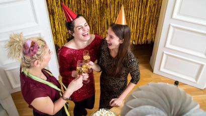 Symbolbild: Christin Klose/dpa
Feiern und Spaß haben geht zum Ende dieses Jahres am besten im kleinen Kreis zu Hause – die Vorschriften des Miet- und Nachbarschaftsrechts gelten aber auch an Silvester.