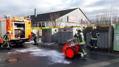 Bild: Kunz
Die Feuerwehr löscht am Silvestertag einen brennenden Abfallcontainer in der Marie-Curie-Straße. Ein Schaden sei aber nicht entstanden, sagte die Polizei.
