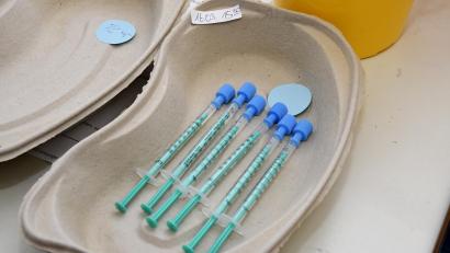 Bild: Petra Hartl
Die Spritze gegen das Coronavirus: Zum 15. März 2022 kommt die einrichtungsbezogene Impfpflicht. Wobei Sebastian Schaller, Geschäftsführer des BRK-Kreisverbands Amberg-Sulzbach, lieber eine allgemeine Impfpflicht hätte.