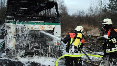 Bild: jma
Die Einsatzkräfte hatten den Brand des Omnibusses, der beim Dirtpark im Bereich Leonie steht, schnell gelöscht.