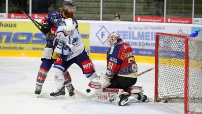 Bild: Roland Rappel
Die Blue Devils gewannen am Sonntag beim Deggendorfer SC mit 3:2. Das Bild zeigt Dennis Palka (weißes Trikot) vor dem Kasten von DSC-Goalie Timo Pielmeier, links Thomas Pielmeier.