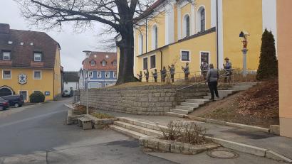Bild: gi
Die Moosbacher Böllerschützen schießen am Marktplatz das neue Jahr an.