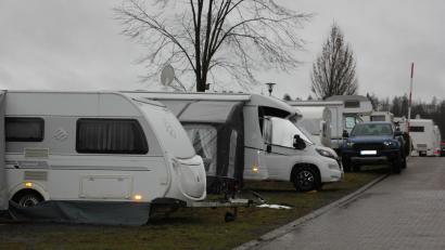 Bild: kro
Etwa ein Drittel der 110 Stellflächen auf dem Campingplatz in Großbüchlberg ist derzeit belegt. Normalerweise wären deutlich mehr Gäste vor Ort, wie die Inhaber informieren.