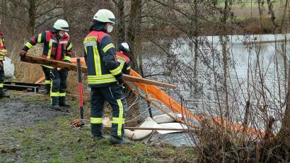 Bild: fks
Am Mittwochvormittag errichtete die Feuerwehr Neusorg eine neue Ölsperre. Die zuvor errichtete Sperre wurde von Hochwasser zerstört.