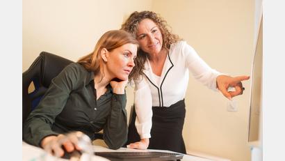 Symbolbild: Klaus-Dietmar Gabbert/dpa
Wer noch einmal einen ganz neuen Berufsabschluss macht, kann dafür unter Umstände finanzielle Unterstützung bekommen.