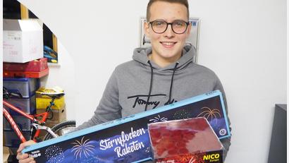 Bild: bl
Clemens Gebhardt packt heuer die Restbestände für sein Feuerwerk aus. Sollte nächstes Jahr erneut ein Verkaufsverbot kommen, sind die Vorräte endgültig erschöpft.