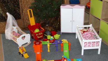 Bild: lep
Die Zuwendung des Fördervereins zu Weihnachten für jede Gruppe wurde bei der Kinderkrippe bereits umgesetzt. Die „Glühwürmchen“, „Wichtel-„ und „Bienengruppe“ entschieden sich für weitere Utensilien für die Puppen- und Kochecke. Weiter wurde ein Straßenset mit drei Fahrzeugen angeschafft.