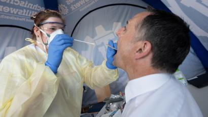 Symbolbild: Marijan Murat/dpa
Die Inzidenzen in Stadt und Land sind im Vergleich zu Sonntag kaum verändert.