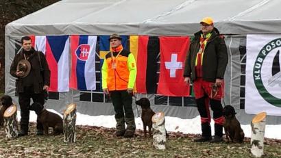 Bild: Stephan Vogl/exb
Stephan Vogl (Dritter von links mit seinem Rüden “Enok vom Dorngraben”) kann stolz auf den Erfolg sein. Das Bild zeigt ihn vor der Deutschlandfahne bei der Siegerehrung im polnischen Radomierowice.