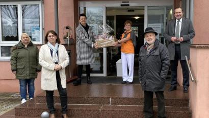 Bild: aub
Der CSU-Ortsverband übergab Gerda Rösch ein Präsent. Im Bild Tanja Kraus, Marianne Forster, Ines Renner, Gerda Rösch, Bernd Hofmann und Bürgermeister Frank Zeitler (von links) beim Besuch vor dem Seniorenheim "Arche Noah."