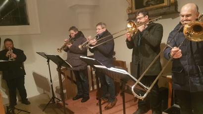 Bild: gi
Das Bläser-Ensemble unter Leitung von Franz Sturm (rechts) sorgte für eine festliche Stimmung beim Jahresabschluss in der Wieskirche.