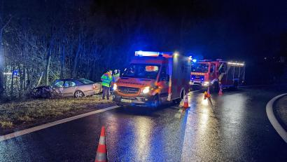 Bild: jma
Bereits im Dezember hatte ein BMW-Fahrer die Autobahnausfahrt Amberg-West zu schnell genommen. Er war im dortigen Kurvenbereich frontal gegen einen Baum geprallt. Das gleiche Schicksal ereilte nun am Montagmorgen einen Mercedes-Fahrer aus Mittelfranken. Der Mann hatte Glück im Unglück und wurde nur leicht verletzt.