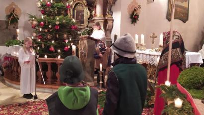 Bild: Irmgard Eckl/exb 
Die Kinder der Rottendorfer Grundschule inszenierten zum Tag der Unschuldigen Kinder ein Krippenspiel.