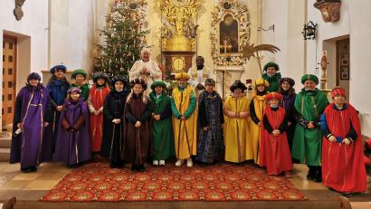 Bild: gz
Pfarrer Erwin Bauer und Pfarrvikar Basil Bazir Ngwega entsandten die gesegneten Sternsinger als Postzusteller von Haus zu Haus.