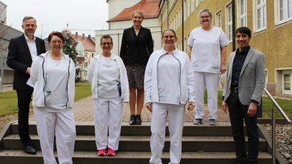 Bild: Kliniken Nordoberpfalz, Michael Reindl/exb
Am Klinikum Weiden startet im Januar der Palliativmedizinische Dienst. Kliniken-Vorstand Michael Hoffmann, Frances Matthews und Simone Hacker (Palliativmedizinischer Dienst), Michaela Hutzler (Medizinische Direktorin), Dr. Stephanie Kuchlbauer (Ärztliche Leitung Palliativmedizinischer Dienst und Chefärztin der Palliativstation), Beate Spickenreuther (pflegerische Leitung der Palliativstation und des Palliativmedizinischen Dienstes) und Michael Gleißner (Kaufmännischer Direktor, von links nach rechts) freuen sich über das neue Angebot.