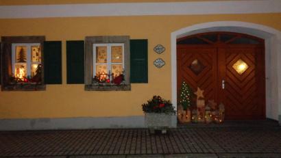 Bild: amö
Die weihnachtliche Dekoration mit Kerzen, Lichtern, Kugeln, Sternen und Weihnachtsbäumchen wirkte einladend, doch die Gasthäuser blieben zum Jahreswechsel geschlossen.