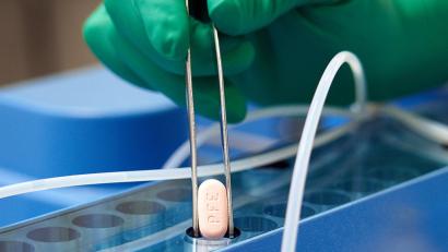 Archivbild: Pfizer/dpa
Dieses von Pfizer zur Verfügung gestellte Bild zeigt die vom Unternehmen hergestellten Pillen gegen Covid-19. D