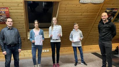 Bild: Konstanze Schlereth/exb
Dirigent Stefan Neger (links) und Vorsitzender Markus Forster (rechts) gratulieren (ab Zweite von links) Julia Rieger, Elisa Ströhl und Tobias Lippert zum Bestehen der D1-Prüfung.