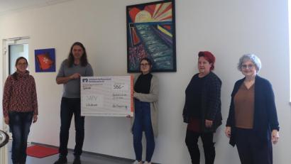 Bild: Antonia Pickert/exb
Die Vertreter der spezialisierten ambulanten Palliativversorgung freuen sich über die finanzielle Unterstützung der angehenden Pfleger und Pflegerinnen.