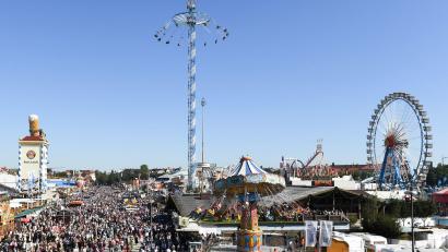 Archivbild: Tobias Hase/dpa
Kann man das Oktoberfest im Sommer feiern?