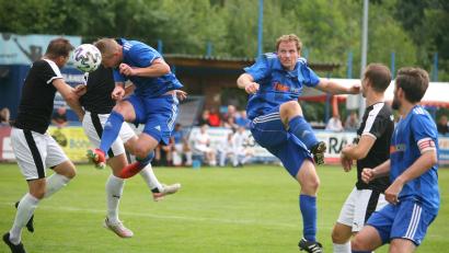 Archivbild: war
Andreas Wendl (rechts) bleibt Spielertrainer des SV Etzenricht.