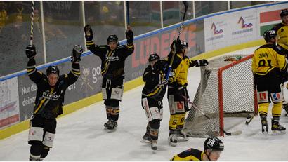 Archivbild: brü
So ein Jubel kann befreiend sein, wenn man einen Konkurrenten abschüttelt. Der ERSC Amberg hat's auf dem Schläger, dies mit dem TSV Erding zu erledigen.