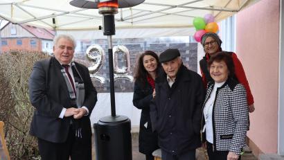 Bild: heb
Zweiter Bürgermeister Peter Gold (links) durfte im Namen der Stadt Georg Schmid (Mitte) die Glückwünsche zum 90. Geburtstag überbringen. Mit im Bild Ehefrau Rosa Schmid sowie die Töchter des Paares, Angela von Reventlow Birgit und Eiber (von rechts).