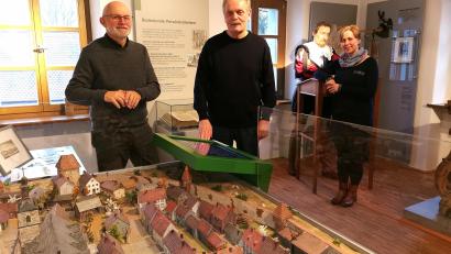Bild: Portner
In der Abteilung „Stadtgeschichte“ des Doktor-Eisenbarth- und Stadtmuseums Oberviechtach besprechen Vereinsvorsitzende Maria Ahlemeyer und die Museumsleiter Ludwig Schießl (Mitte) und Siegfried Bräuer neue Ideen.