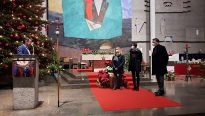 Bild: zer
Als Wertschätzung für die musikalischen Umrahmungen der Gottesdienste erhalten Christina Hermann , Kerstin Kiener und Roland Assion (von links) ein Geschenk.