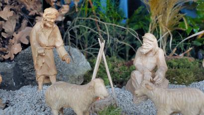 Bild: bsc
Mit viel Feingefühl und Gespür sowie scharfen Schnitzmessern verpasst Christoph Daubner Schafen, Hirten und anderen Figuren die jeweils passende Körperhaltung.