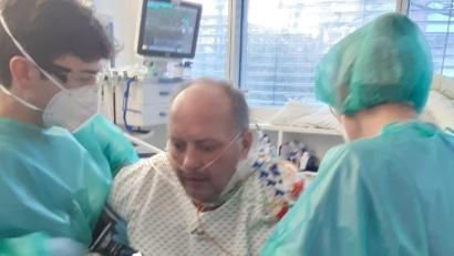 Bild: exb/Kittner 
Long-Covid-Patient Uwe Kittner im Uniklinikum in Regensburg. Alleine aufzustehen war ihm zu diesem Zeitpunkt unmöglich.