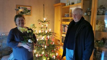 Bild: gz
Mit einer Orchidee dankte Pfarrer Erwin Bauer der langjährigen Mitarbeiterin Barbara Pöllmann.