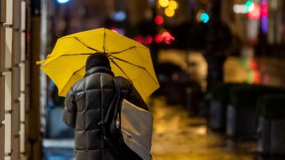 Symbolbild: Peter Kneffel/dpa
Der DWD warnt vor Dauerregen und stürmischen Böen.
