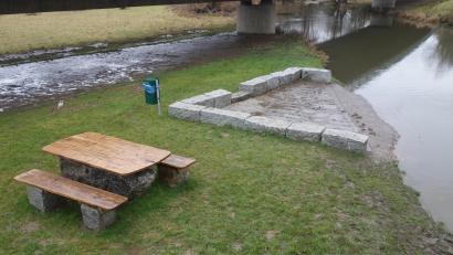 Bild: tra
Die neue Kanuanlegestelle an der Vils bei Ensdorf soll Versammlungs- und Verweilort werden.