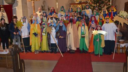 Bild: jr
Die Sternsinger in der Pfarrkirche Mitterteich. Zum Fototermin nahmen die Sternsinger ihre Masken kurz ab.