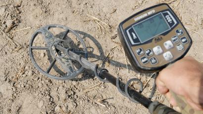 Symbolbild: Sebastian Willnow
Michael Schmahl zeigt einen Metalldetektor über einem Acker.