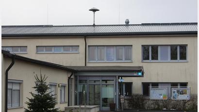 Bild: wro
Eine der beiden Sirenen in Fuchsmühl steht auf dem Dach des ehemaligen Schulhauses (Bild), das seit einigen Jahren als Rathaus genutzt wird.