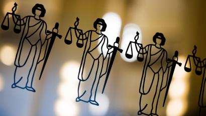 Symbolbild: Rolf Vennenbernd/dpa
Justitia-Figuren an einer Scheibe am Eingang eines Gerichts.