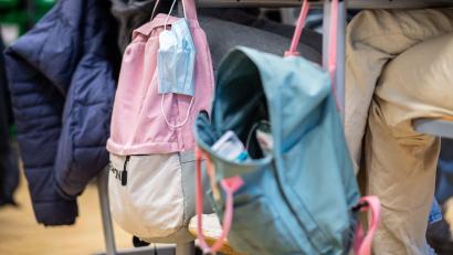 Symbolbild: Guido Kirchner/dpa
Bayerns Kultusminister hält am geplanten Schulstart mit Präsenzunterricht nach den Weihnachtsferien fest.